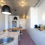 The Lisbon Cool Design Suites - Self Check In & Parking Konukevi