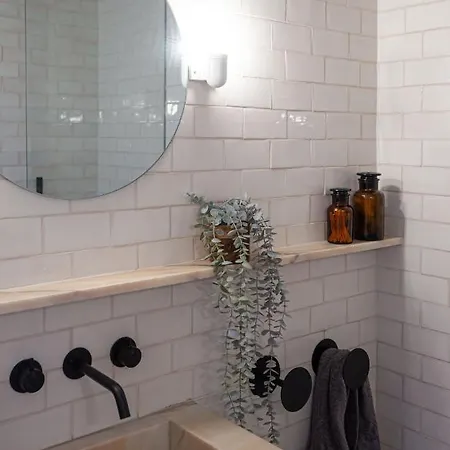 Columbano - Boutique Ensuites, Cokitchen & Parking *