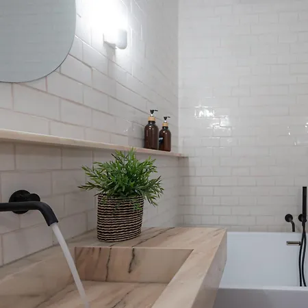 Columbano - Boutique Ensuites, Cokitchen & Parking *