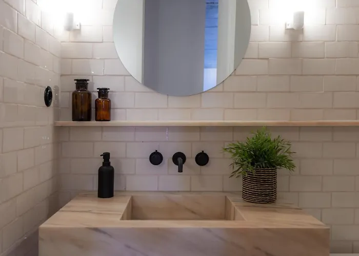 The Lisbon Cool Design Suites - Parking & Self Check In بيت ضيافة 4*