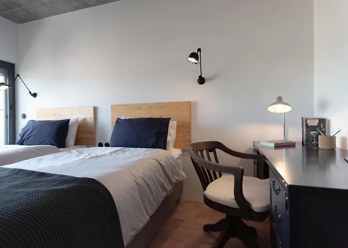 The Lisbon Cool Design Suites - Parking & Self Check In بيت ضيافة 4*