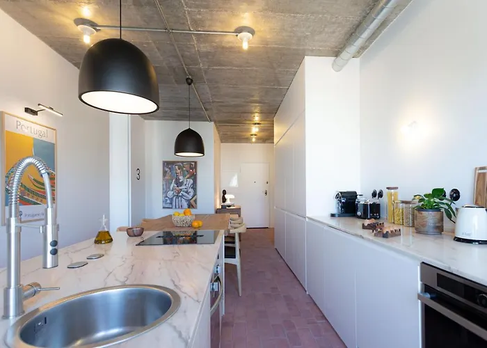 The Lisbon Cool Design Suites - Parking & Self Check In Guest house