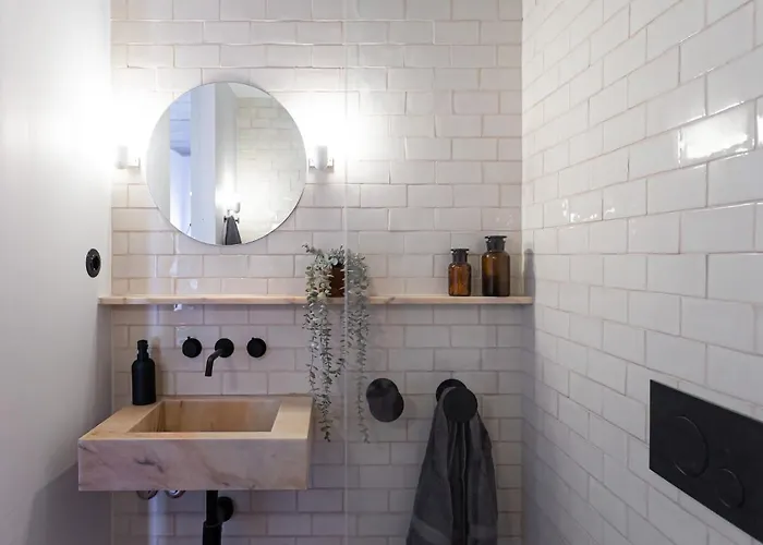 The Lisbon Cool Design Suites - Parking & Self Check In بيت ضيافة 4*