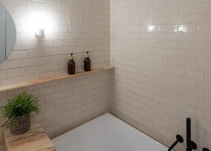 The Lisbon Cool Design Suites - Parking & Self Check In بيت ضيافة