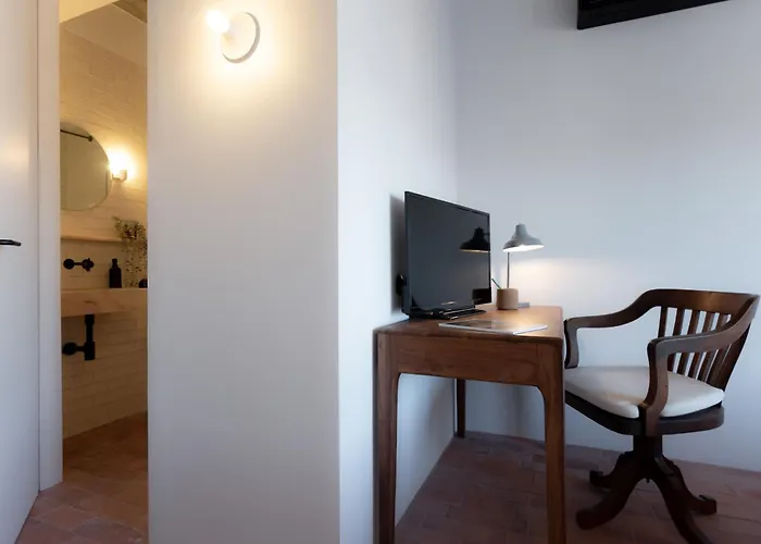 The Lisbon Cool Design Suites - Parking & Self Check In Guest house 4*