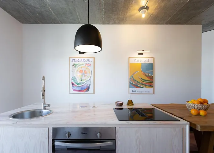 The Lisbon Cool Design Suites - Parking & Self Check In Guest house