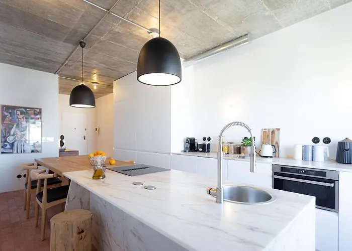 Guest house The Lisbon Cool Design Suites - Parking & Self Check In