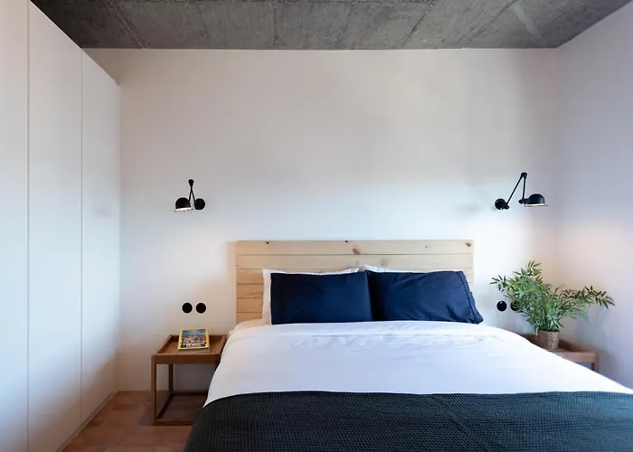 The Lisbon Cool Design Suites - Parking & Self Check In Guest house