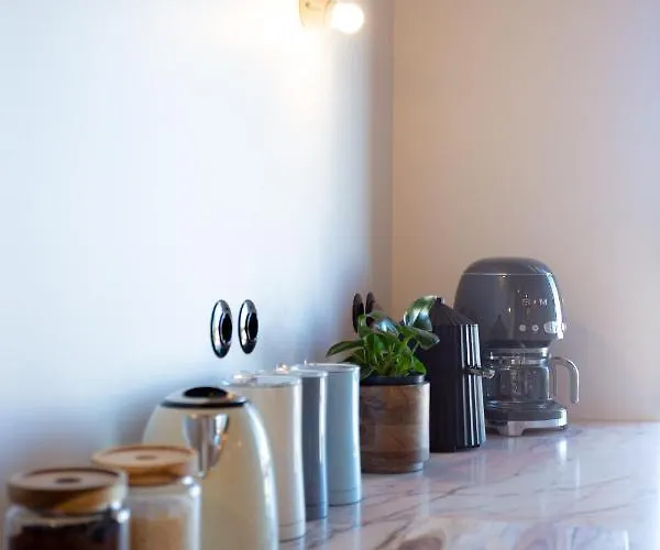 The Lisbon Cool Design Suites - Parking & Self Check In Guest house